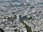Eiffelturm Blick von der 2 Etage des Eiffelturms auf Paris mit dem Arc de Triomphe.